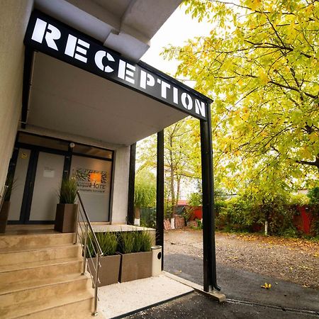 オトペニ Bucharest Airport Accomodationアパートホテル エクステリア 写真