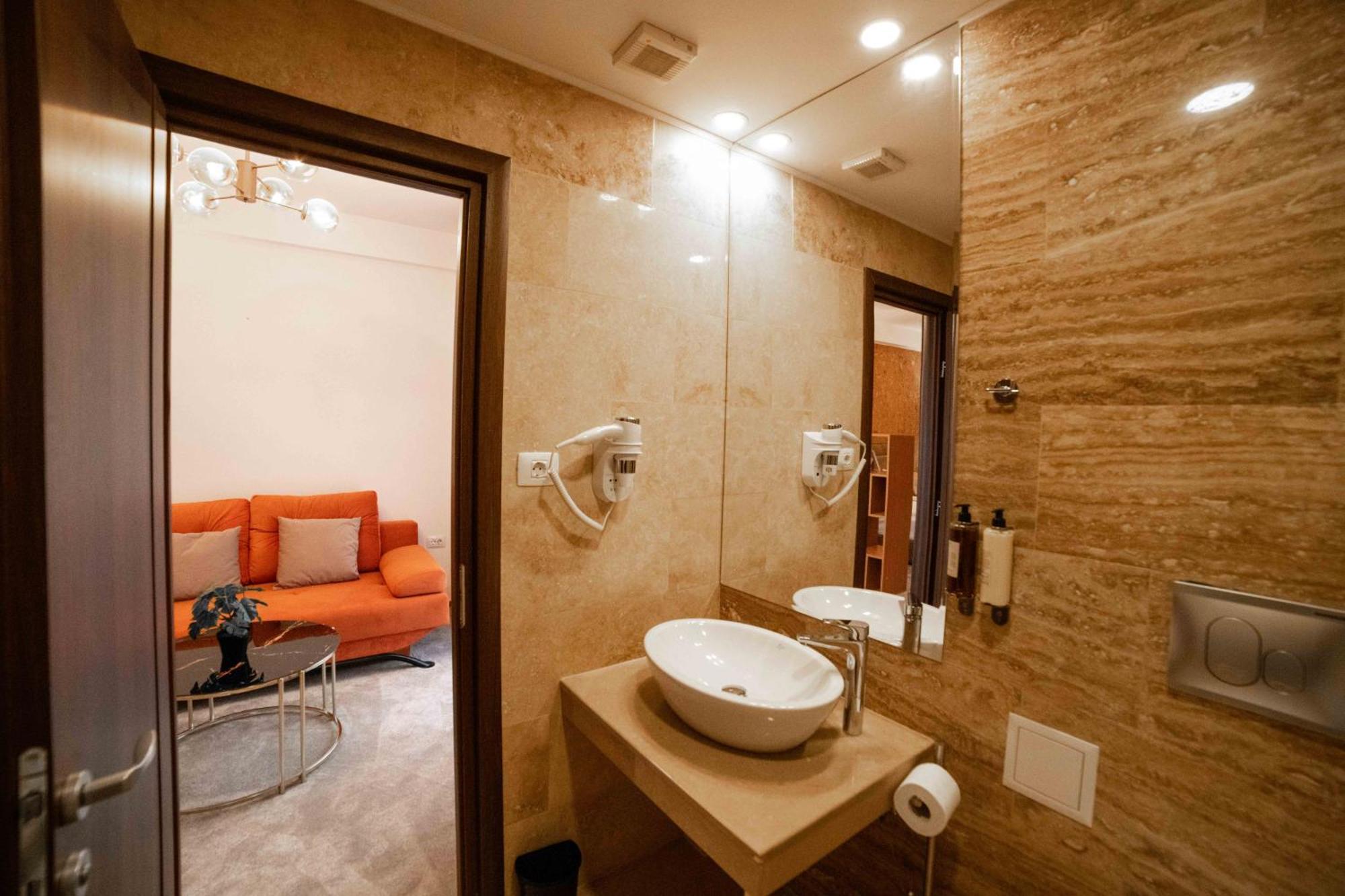 オトペニ Bucharest Airport Accomodationアパートホテル エクステリア 写真