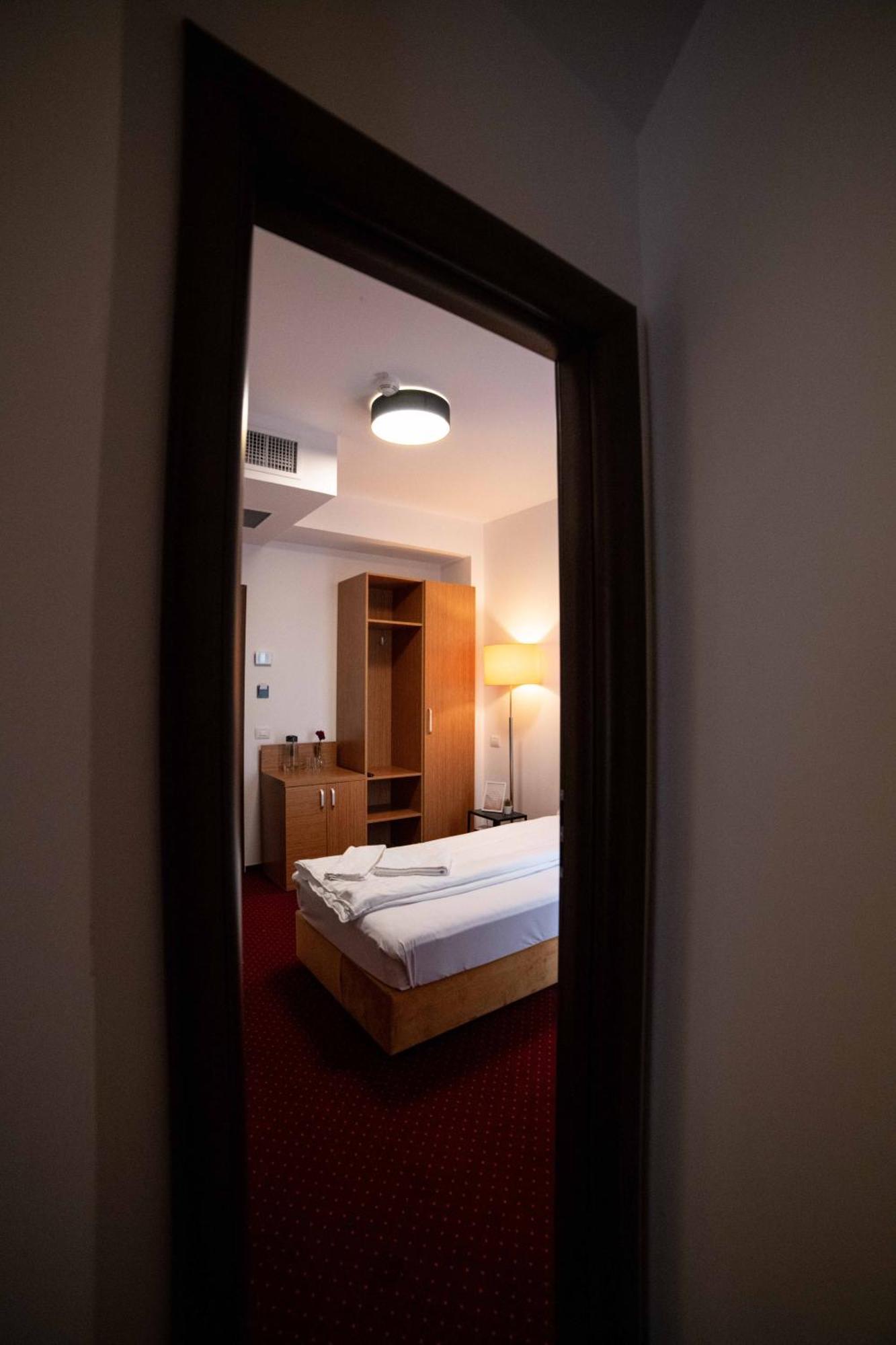 オトペニ Bucharest Airport Accomodationアパートホテル エクステリア 写真