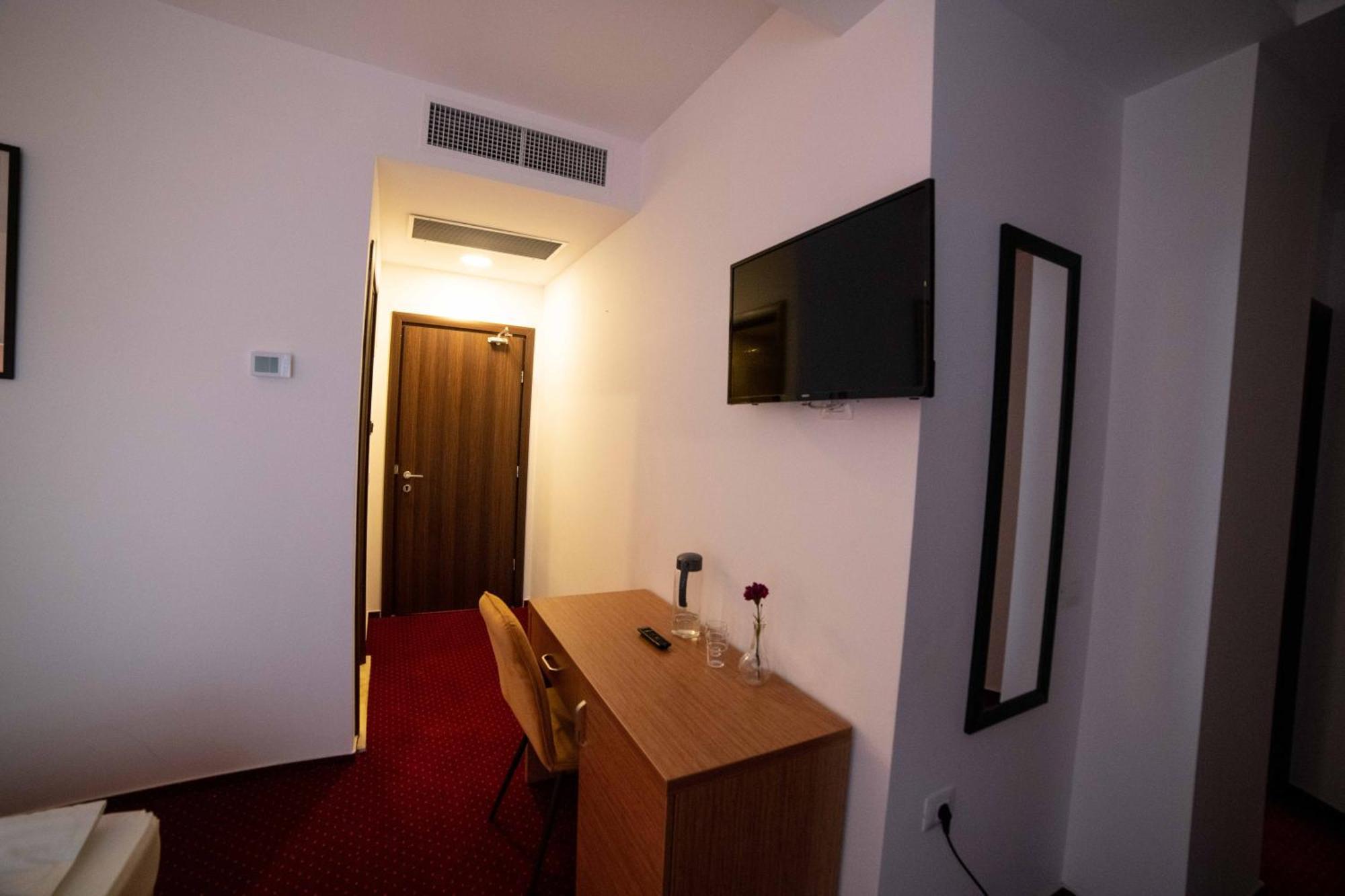 オトペニ Bucharest Airport Accomodationアパートホテル エクステリア 写真