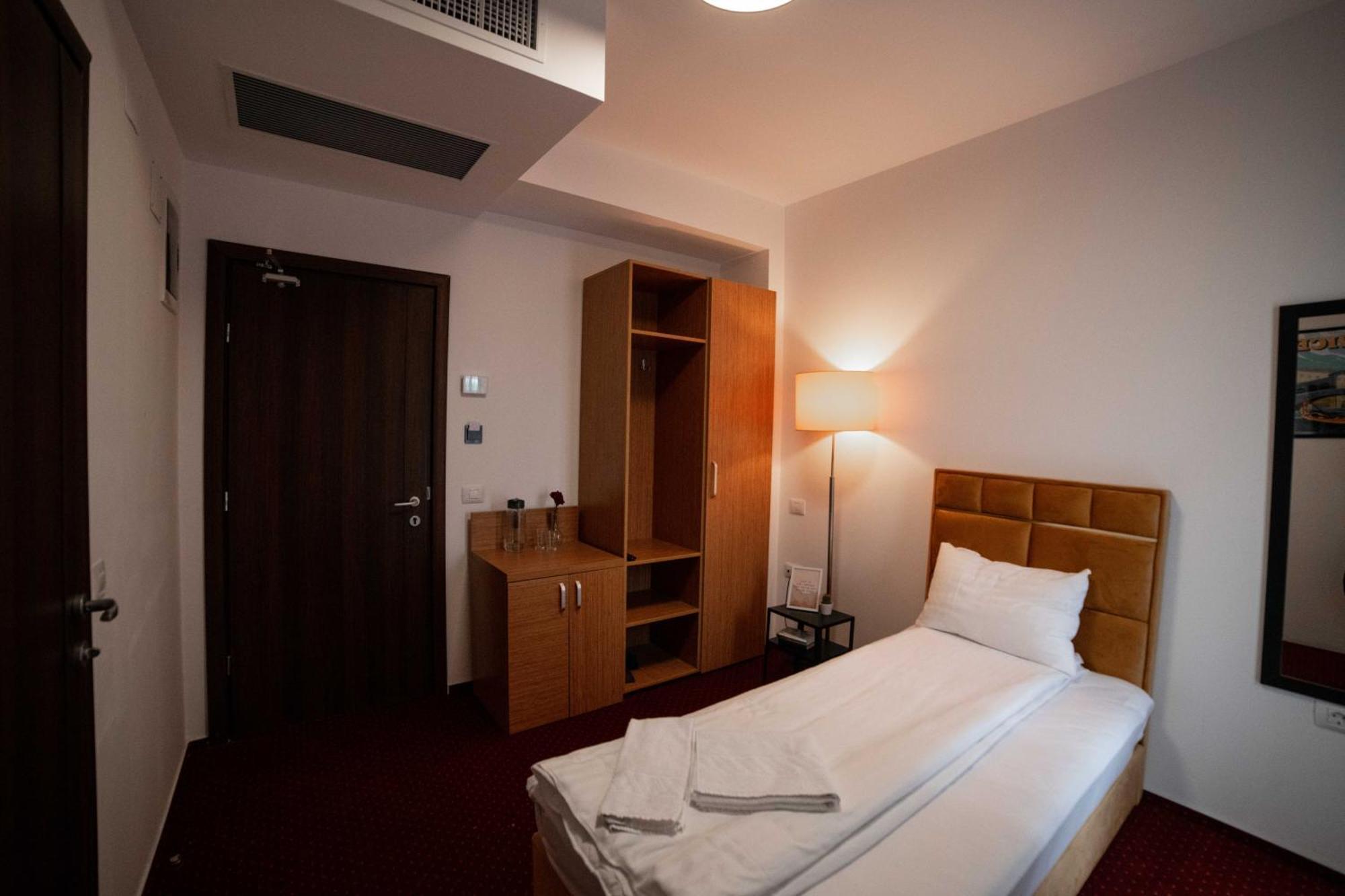 オトペニ Bucharest Airport Accomodationアパートホテル エクステリア 写真